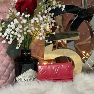 LOUIS VUITTON ROSE POP VERNIS LEATHER 4 RING MULTICLES KEY CASE